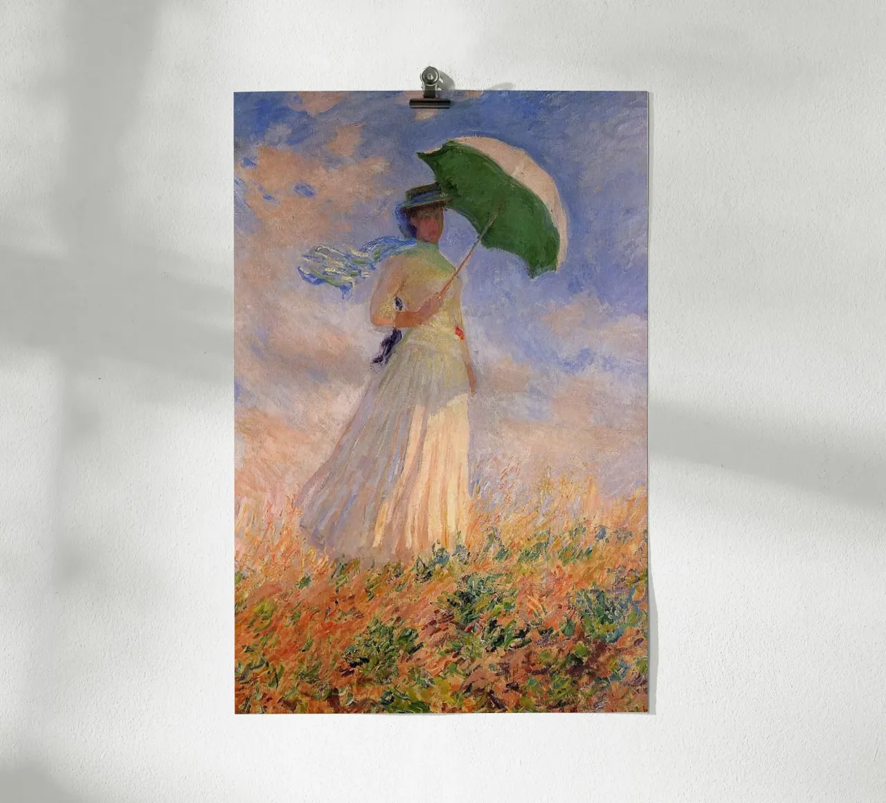une femme marchant dans un champ de fleurs et portant un parapluie poster de SMG Store