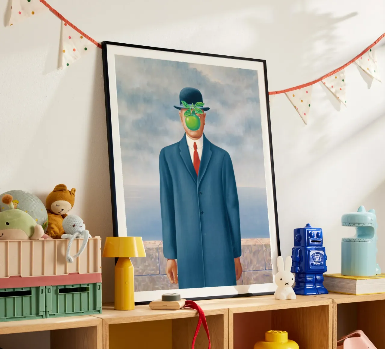 Il figlio dell'uomo di René Magritte poster con telaio in legno da Classic Art Prints