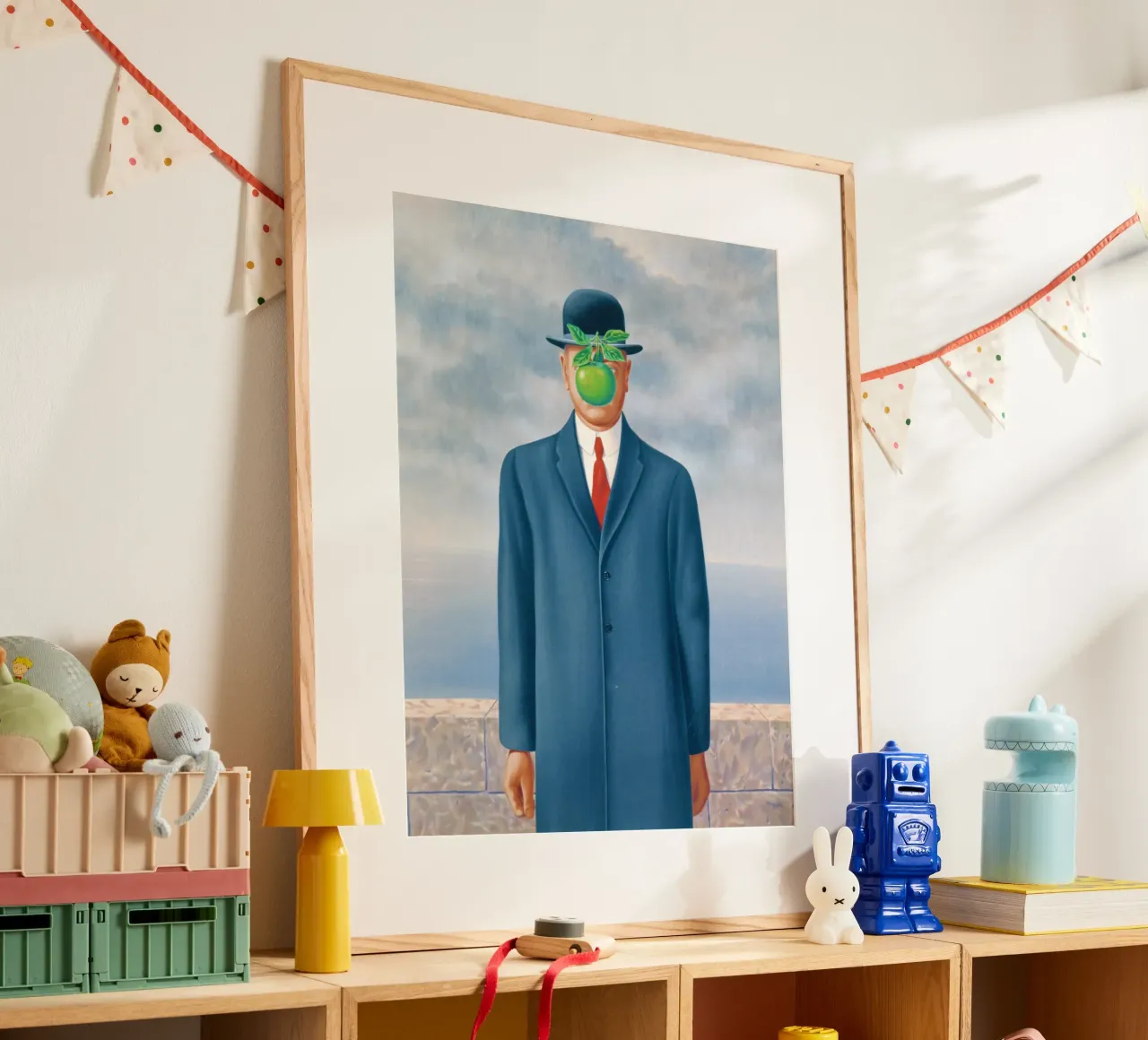 Il figlio dell'uomo di René Magritte poster con telaio in legno da Classic Art Prints