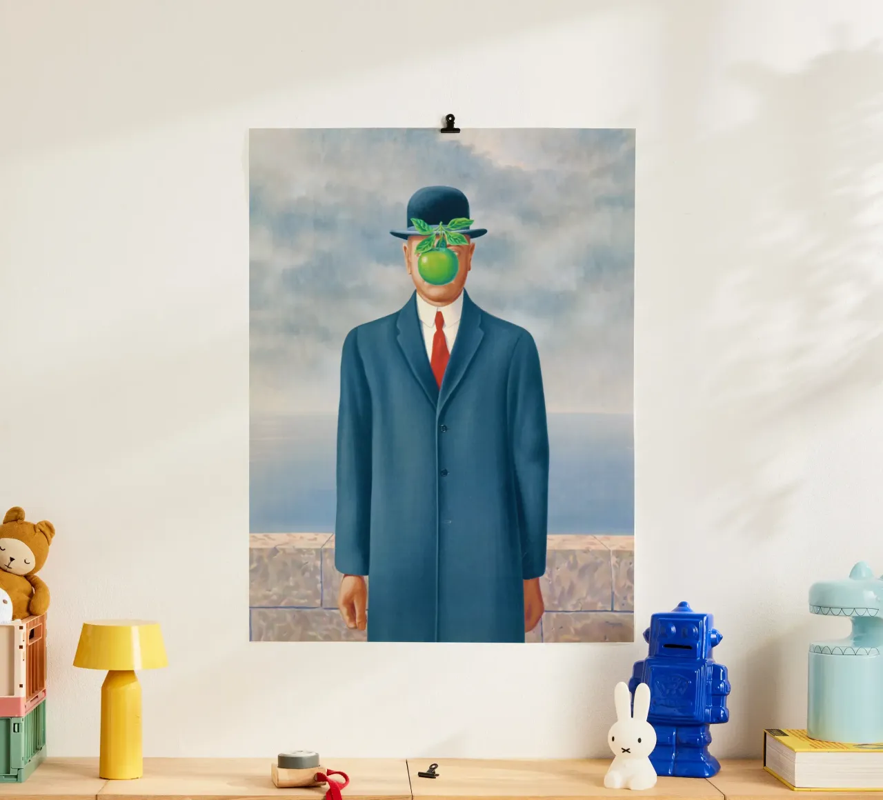 Il figlio dell'uomo di René Magritte poster con telaio in legno da Classic Art Prints