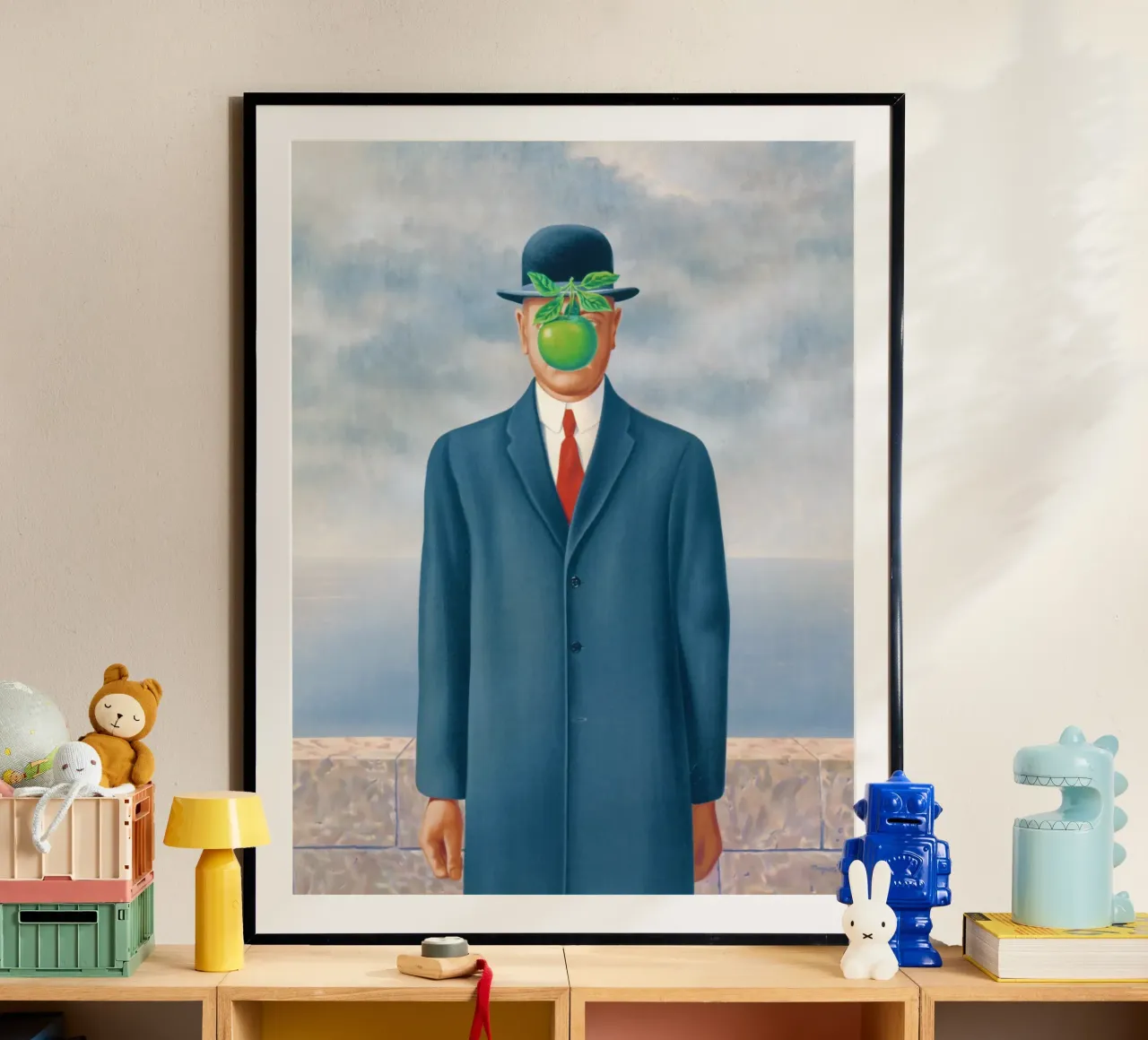 Il figlio dell'uomo di René Magritte poster con telaio in legno da Classic Art Prints