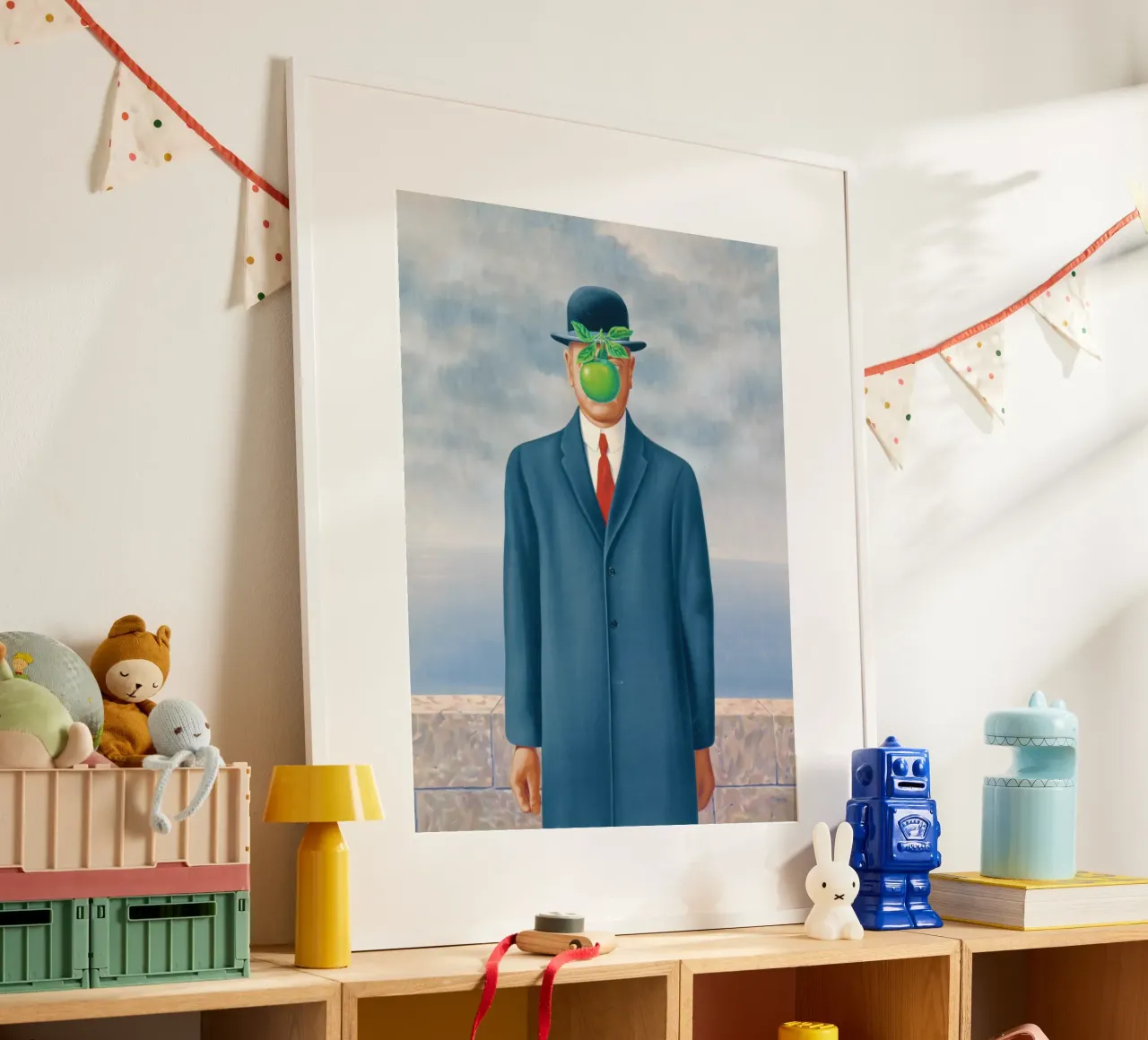 Il figlio dell'uomo di René Magritte poster con telaio in legno da Classic Art Prints