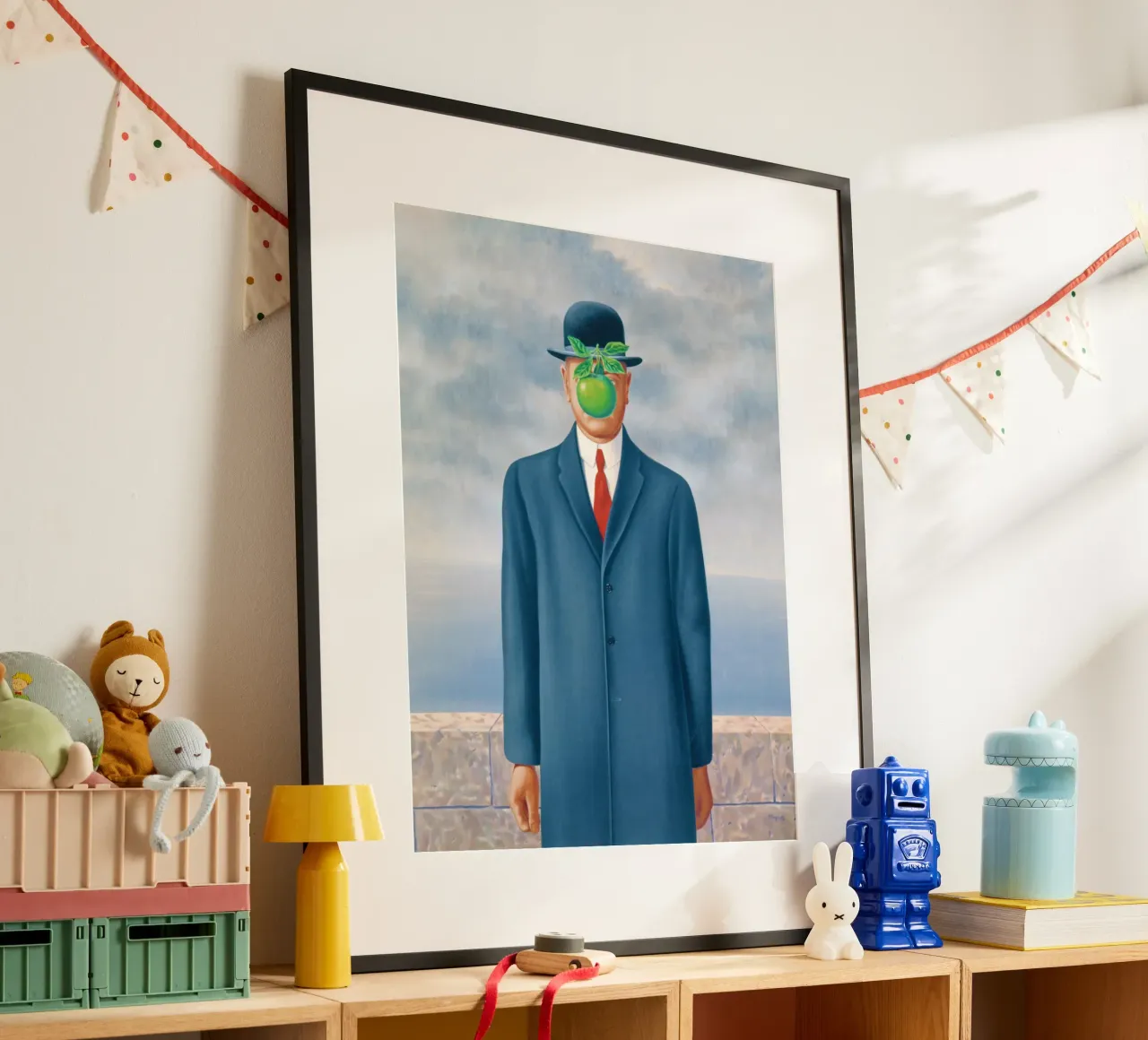 Il figlio dell'uomo di René Magritte poster con telaio in legno da Classic Art Prints