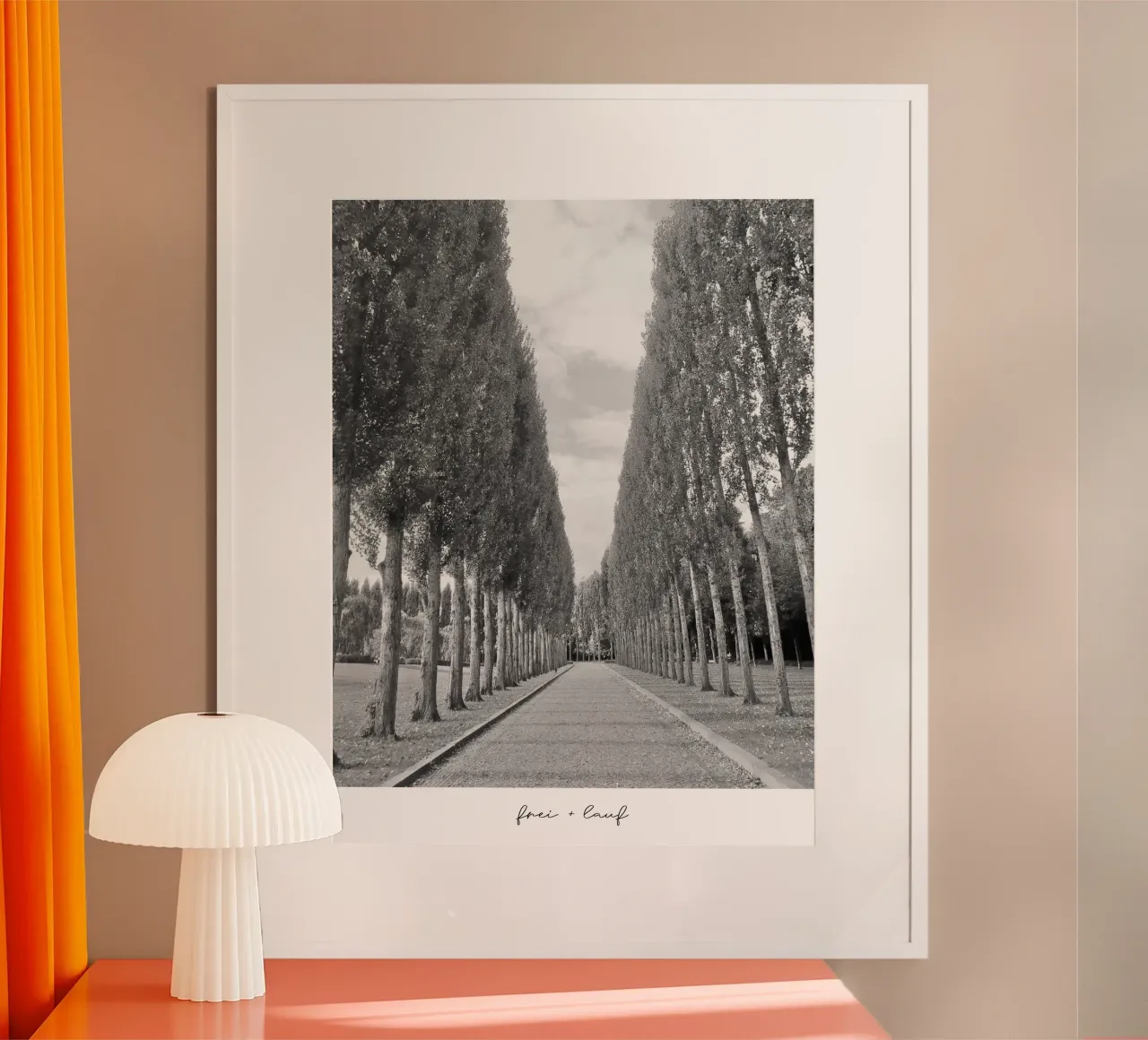frei + lauf Allee poster con telaio in alluminio da Frida + frei