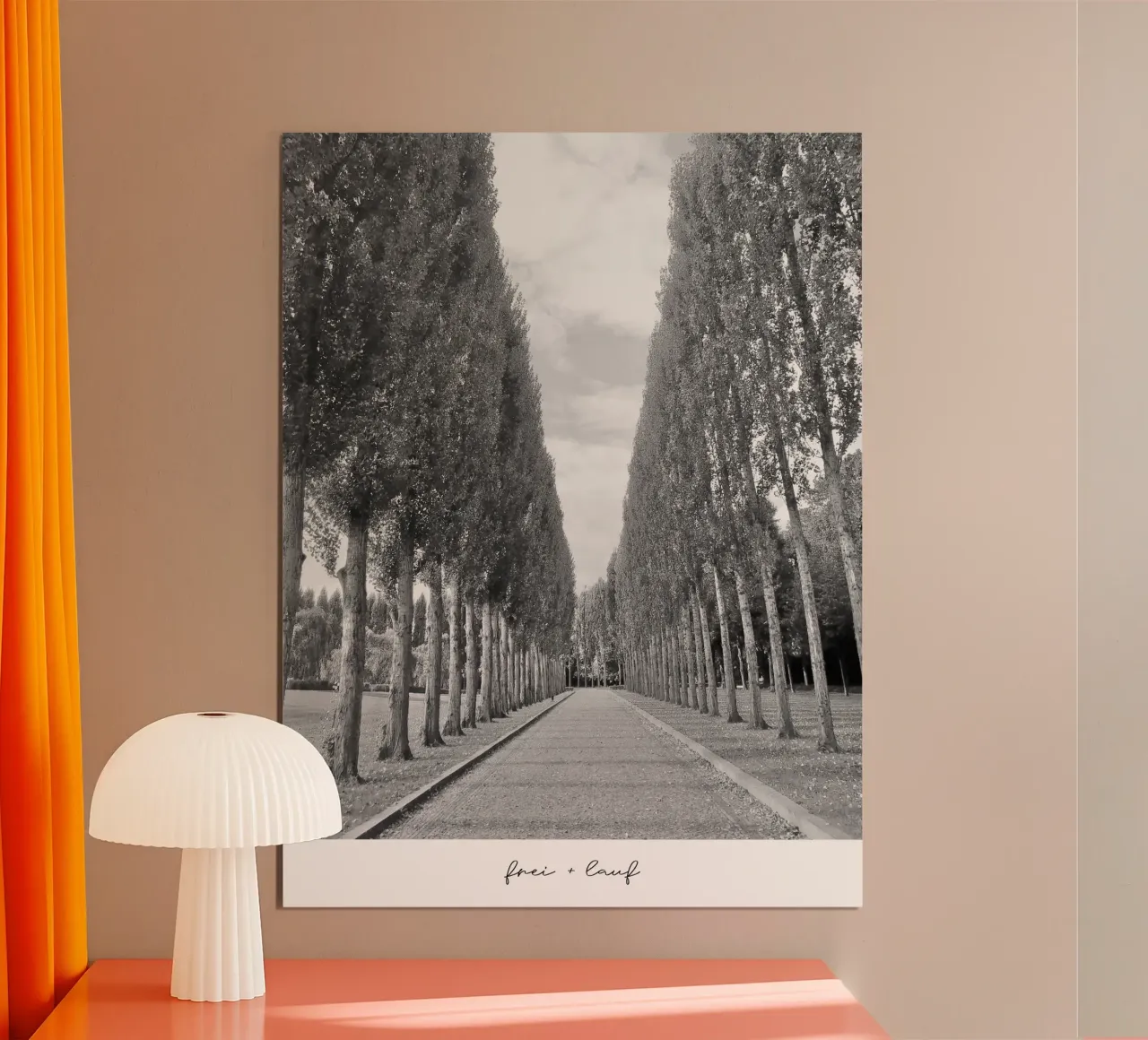 frei + lauf Allee poster con telaio in alluminio da Frida + frei