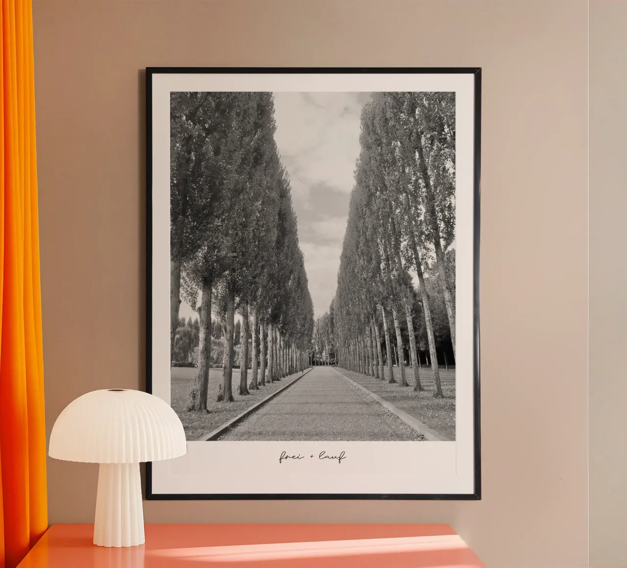 frei + lauf Allee poster con telaio in alluminio da Frida + frei