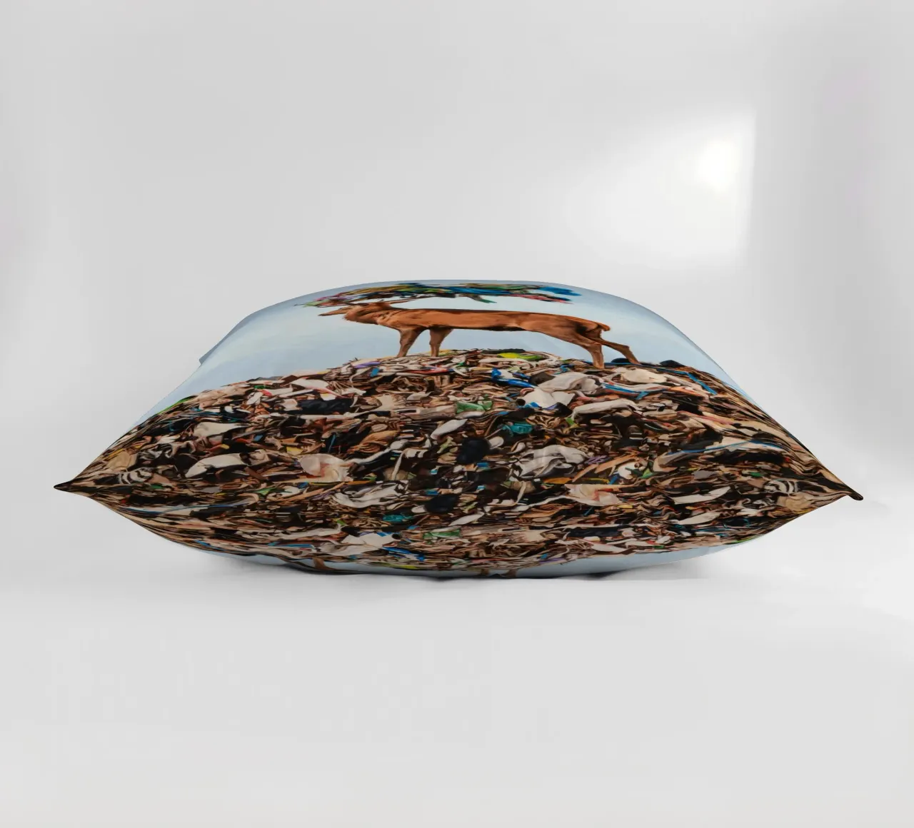 Corona Josh Keyes cuscino da Trudeau Art Galley