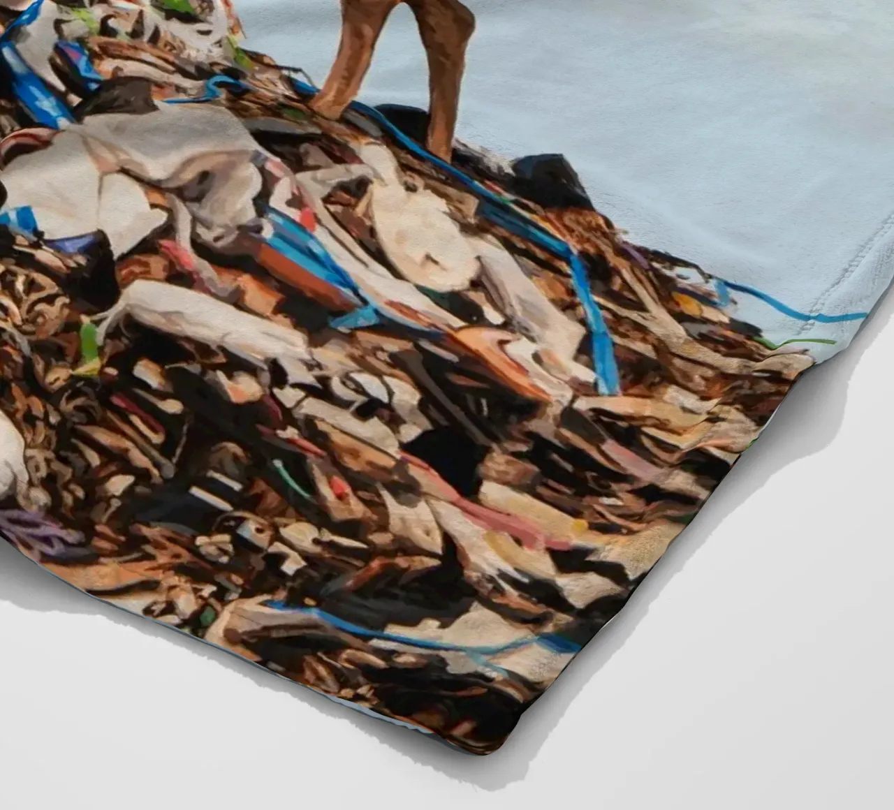 Corona Josh Keyes coperta in pile da Trudeau Art Galley