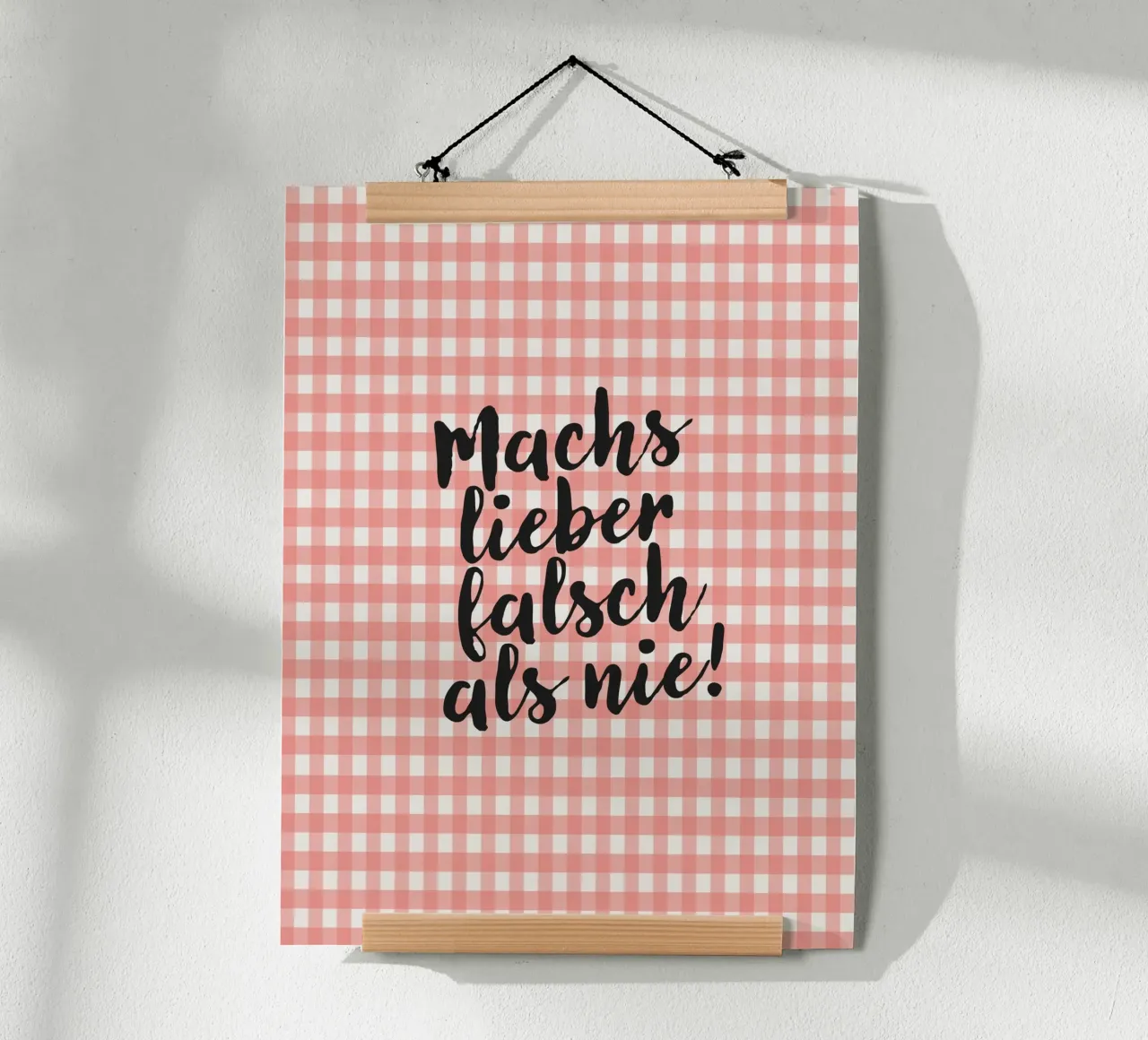Machs lieber falsch als nie! poster con telaio in plastica da Attaboy Dsgn