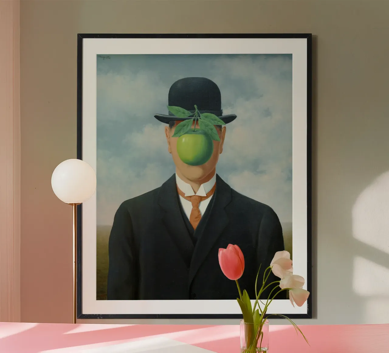 Il figlio dell'uomo di René Magritte poster con telaio in legno da Classic Art Prints