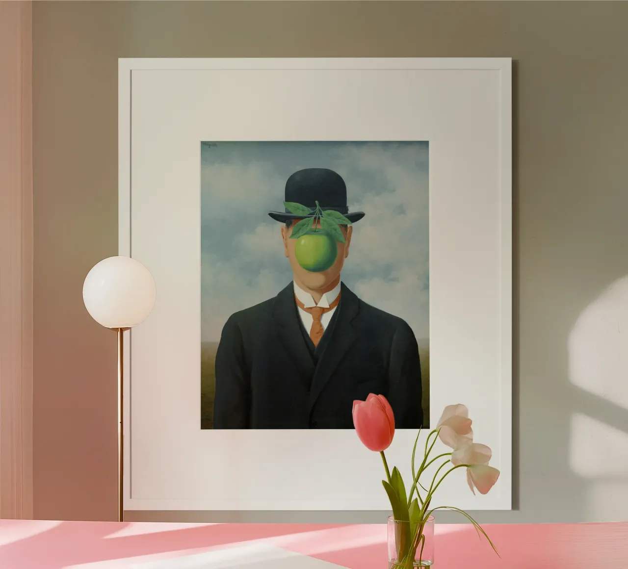 Il figlio dell'uomo di René Magritte poster con telaio in legno da Classic Art Prints