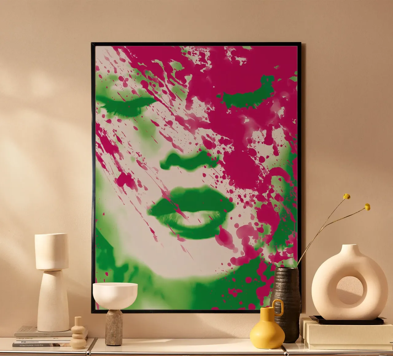 Ritratto caotico di donna in magenta e verde poster con telaio in legno da Autofocus