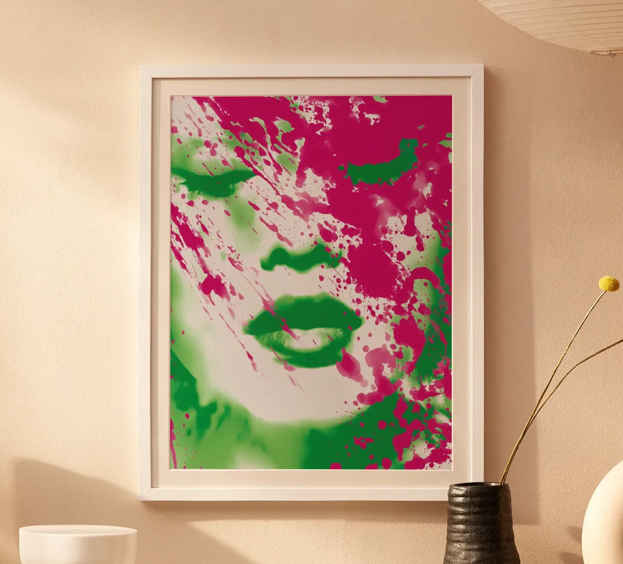 Ritratto caotico di donna in magenta e verde poster con telaio in legno da Autofocus