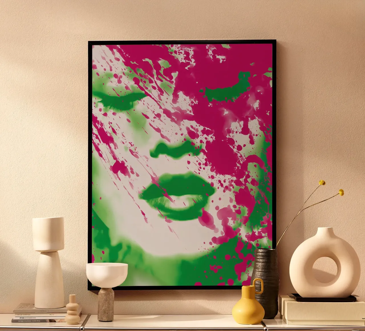Ritratto caotico di donna in magenta e verde poster con telaio in legno da Autofocus