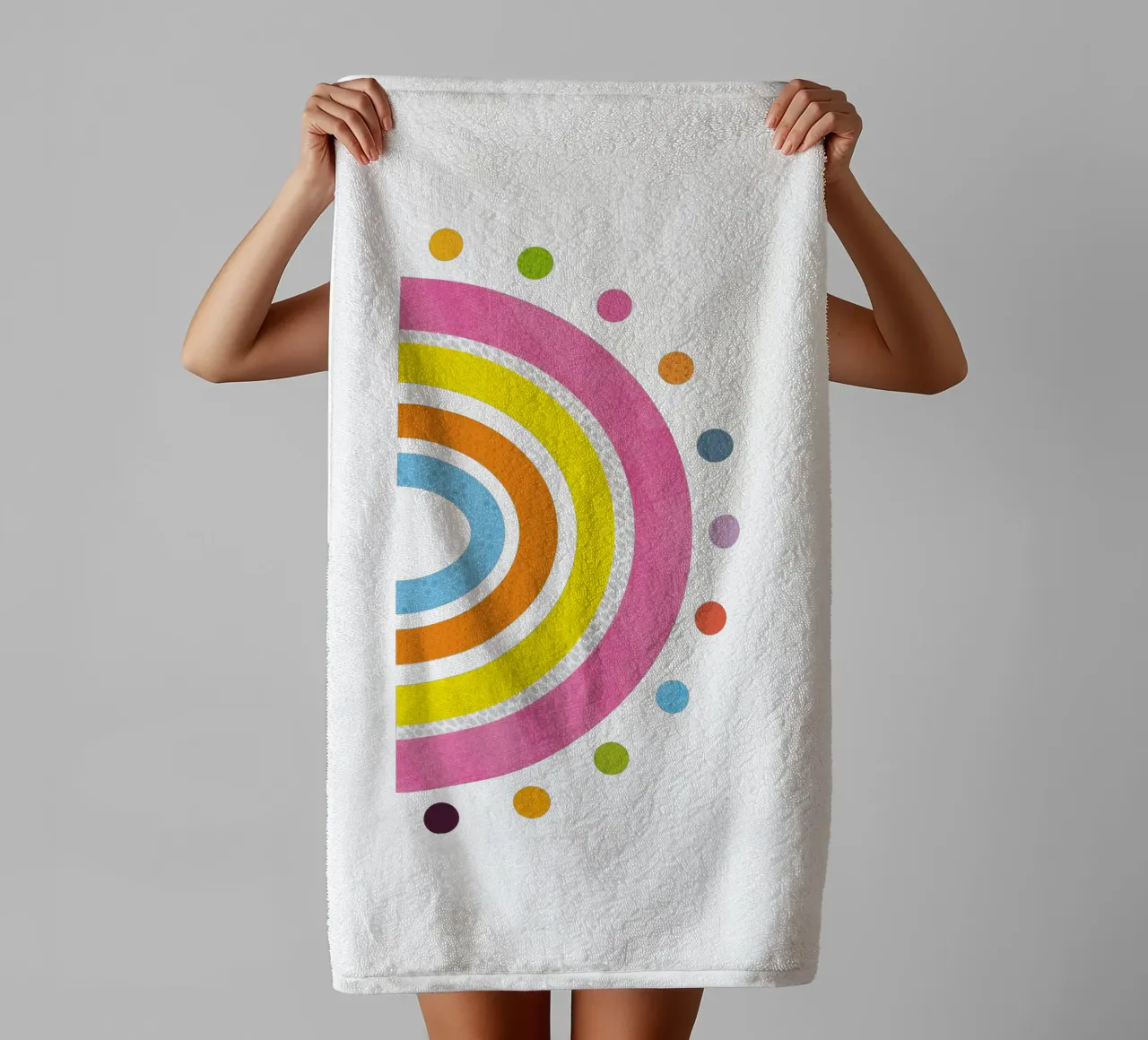 Speelse regenboogboog met kleurrijke stippen badhanddoek van JaySan Studio