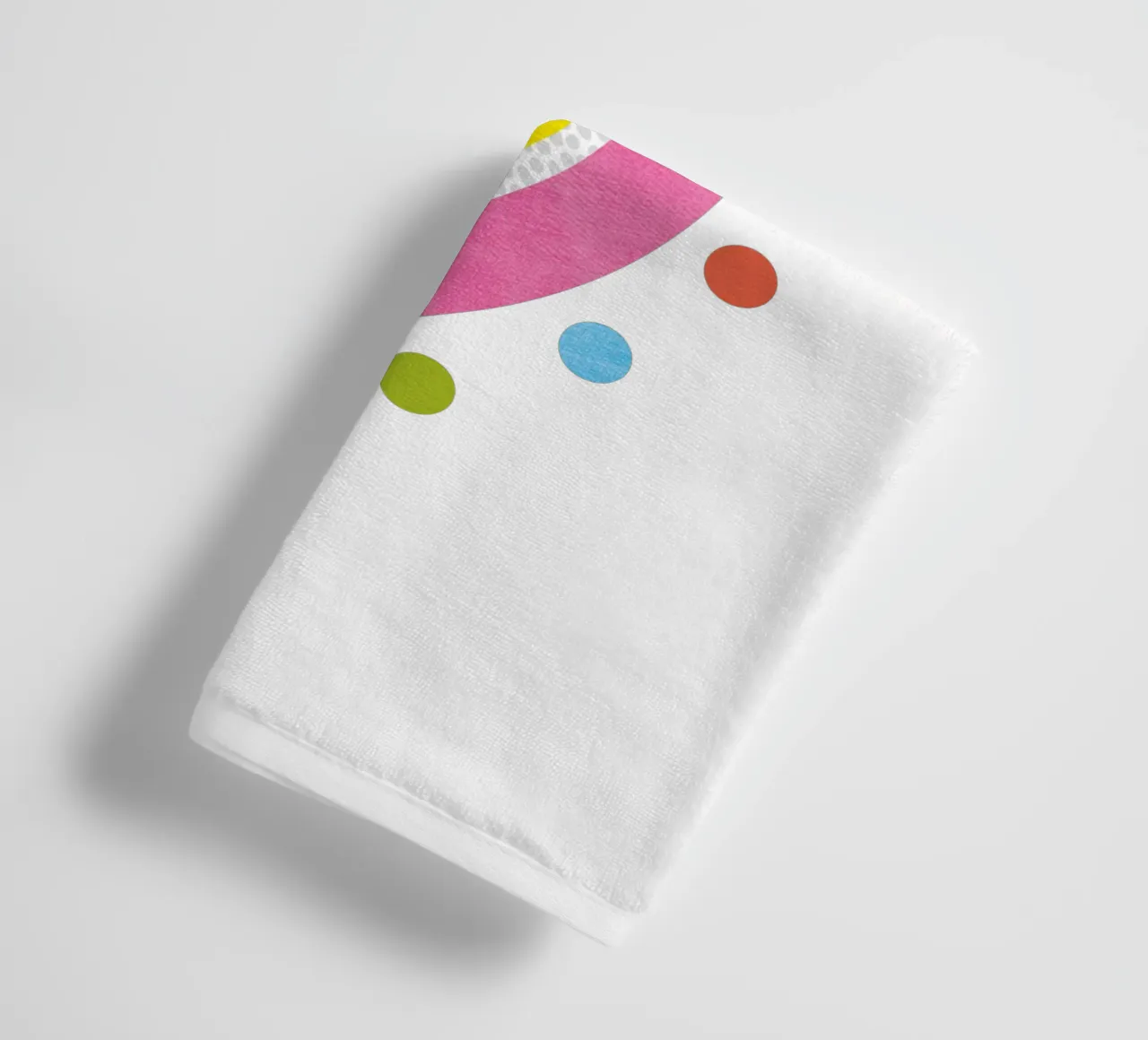 Speelse regenboogboog met kleurrijke stippen badhanddoek van JaySan Studio