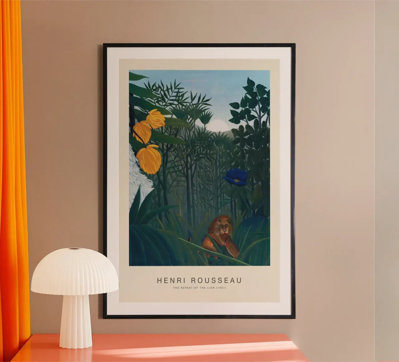 leeuw eet krokodil poster met houten frame van taylor shop
