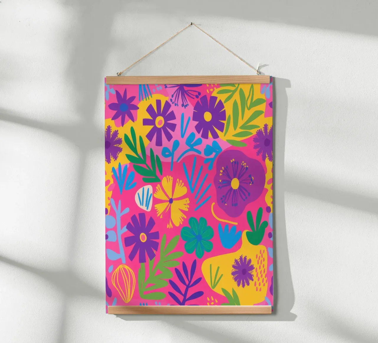 Gioiosa esplosione floreale poster con telaio in legno da Bruce Juice