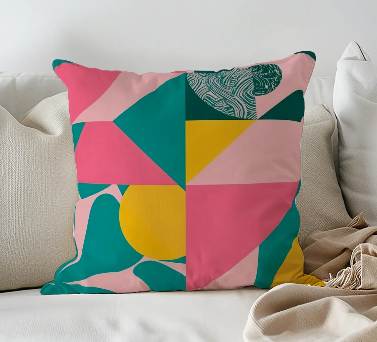 Geometrisch abstract met cirkelvormige en driehoekige vormen kussen van DesignDoodle