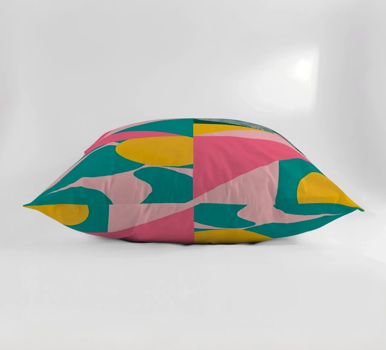 Geometrisch abstract met cirkelvormige en driehoekige vormen kussen van DesignDoodle