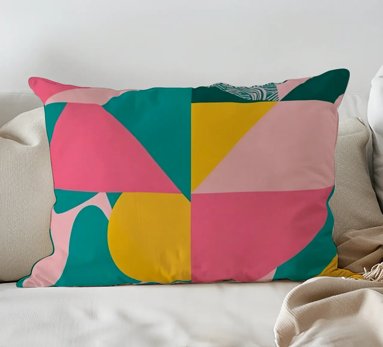 Geometrisch abstract met cirkelvormige en driehoekige vormen kussen van DesignDoodle