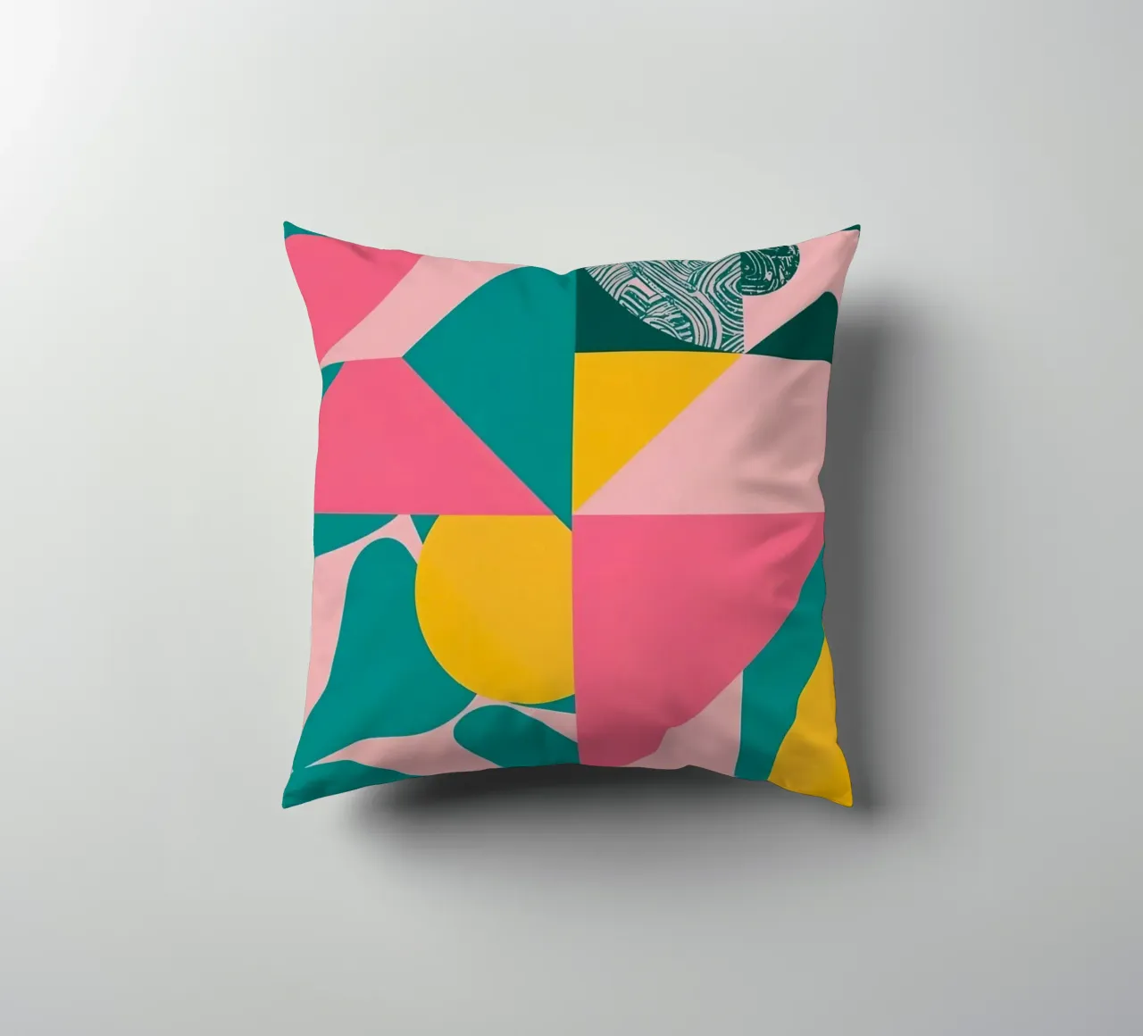 Geometrisch abstract met cirkelvormige en driehoekige vormen kussen van DesignDoodle