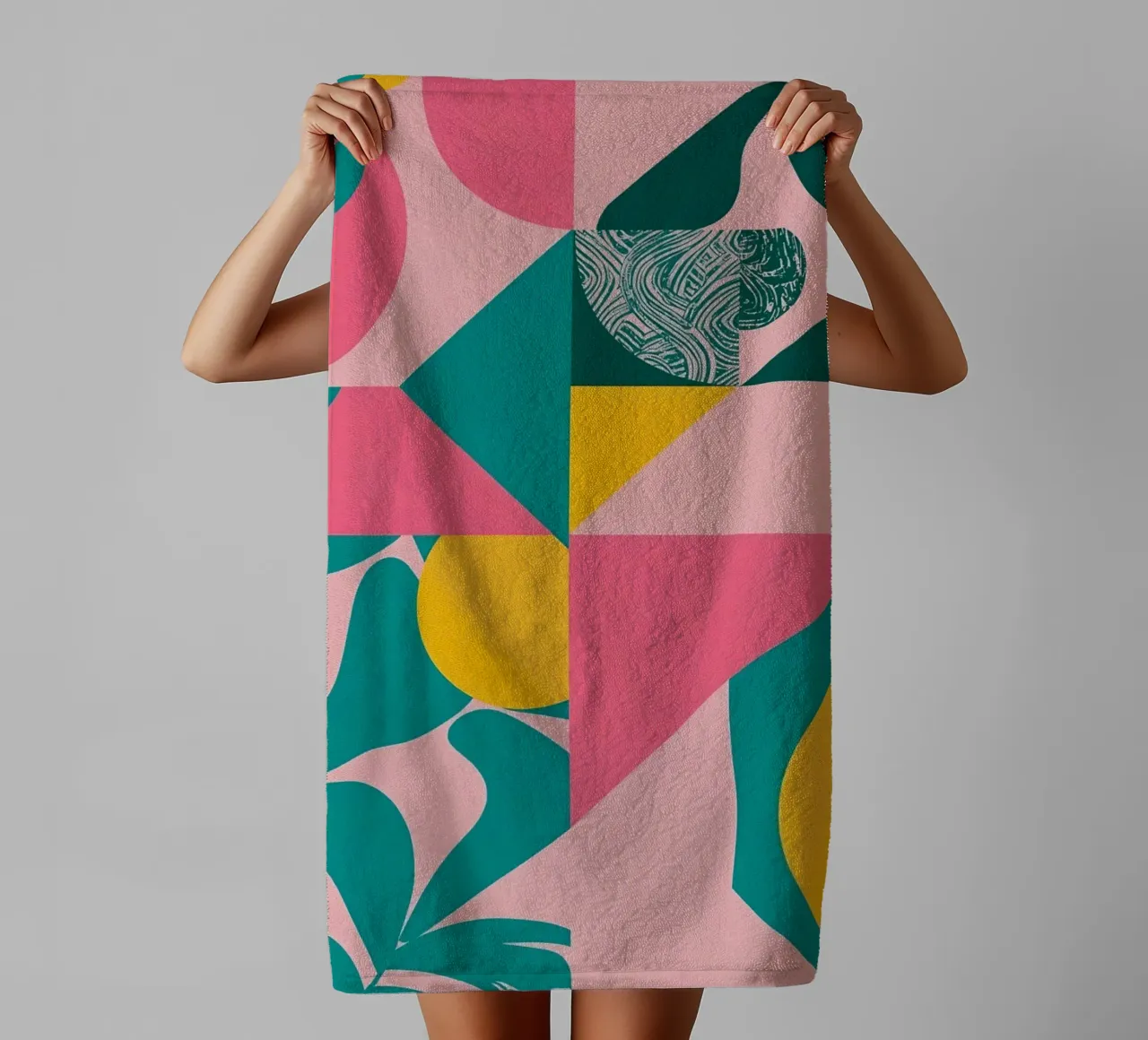 Geometrische Abstraktion mit kreisförmigen und dreieckigen Formen Handtuch von DesignDoodle