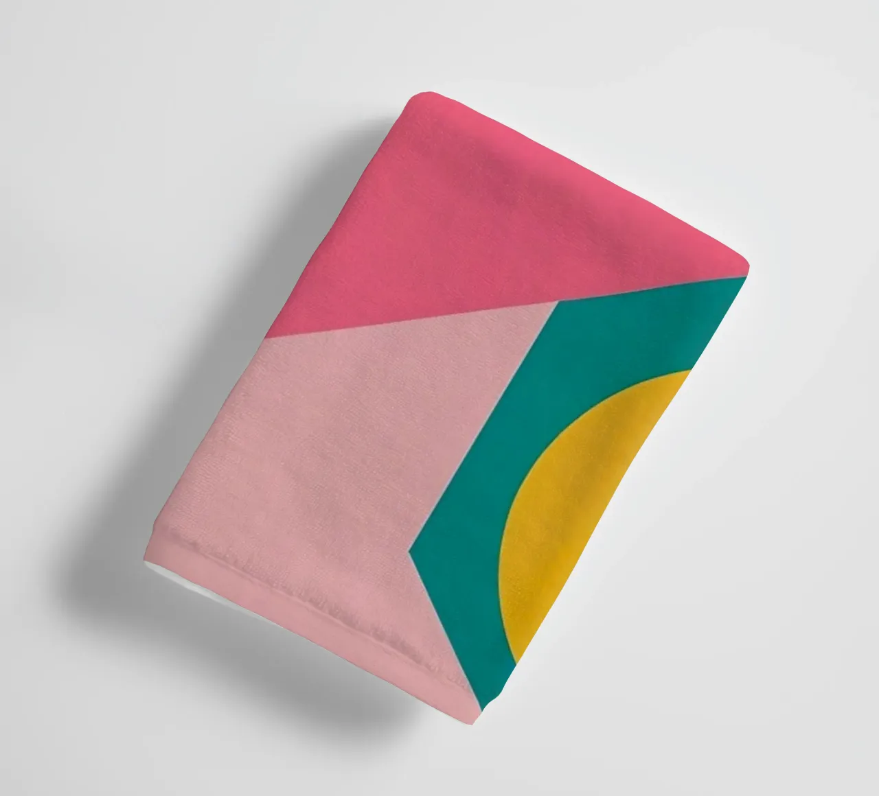 Geometrische Abstraktion mit kreisförmigen und dreieckigen Formen Handtuch von DesignDoodle