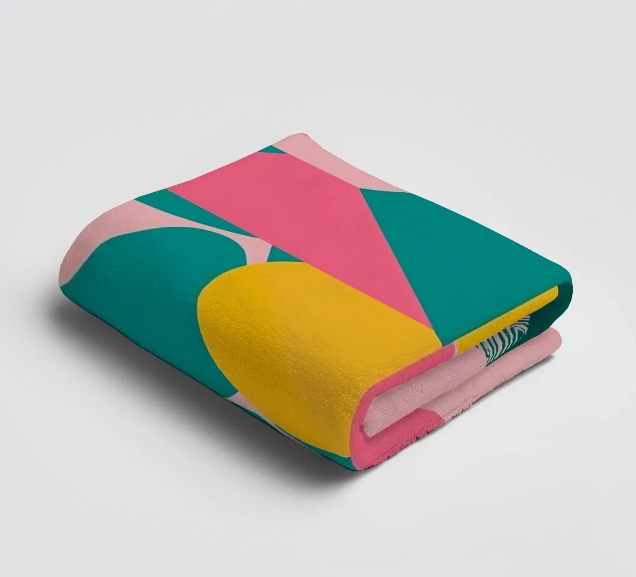 Geometrische Abstraktion mit kreisförmigen und dreieckigen Formen Handtuch von DesignDoodle