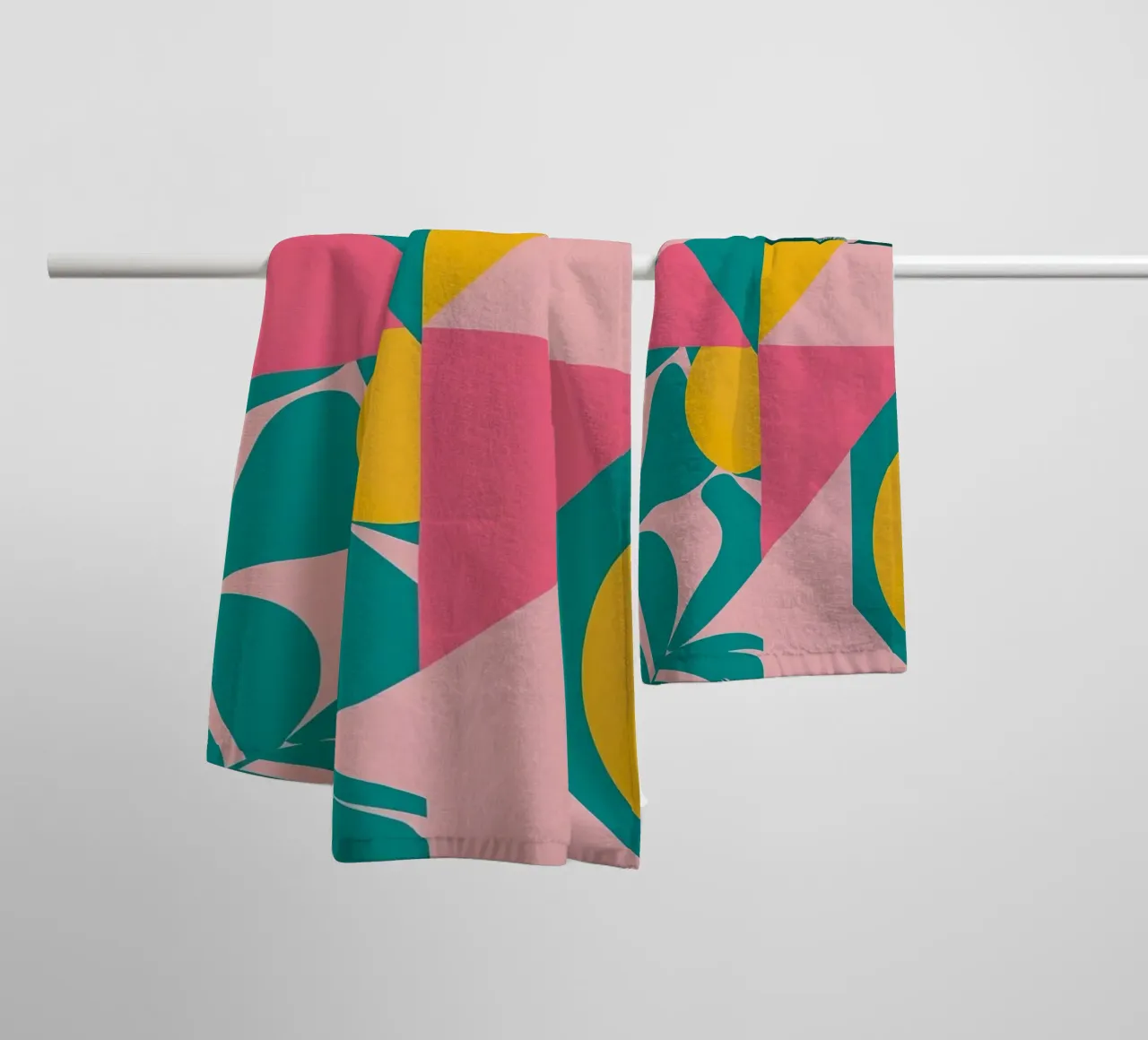 Geometrische Abstraktion mit kreisförmigen und dreieckigen Formen Handtuch von DesignDoodle