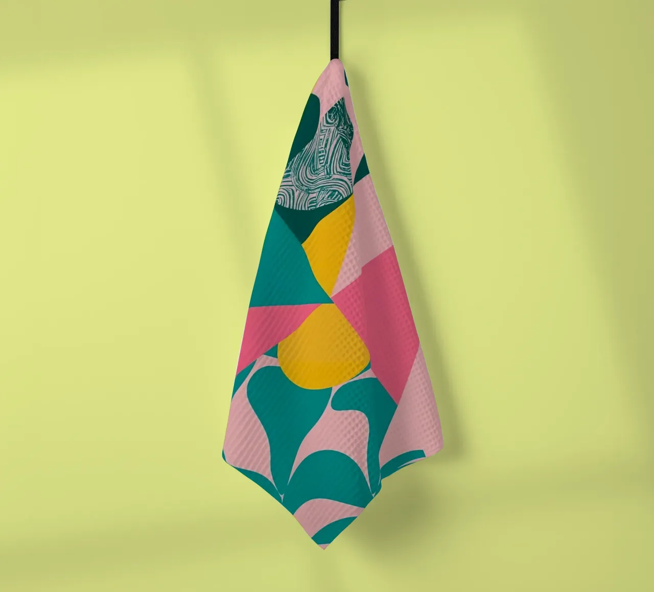 Geometrische Abstraktion mit kreisförmigen und dreieckigen Formen Geschirrtuch von DesignDoodle
