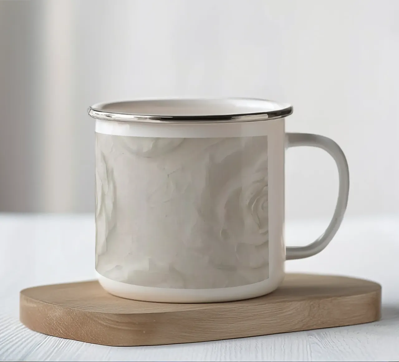 Modello a rilievo di rosa in gesso bianco tazza in smalto da DesignDoodle