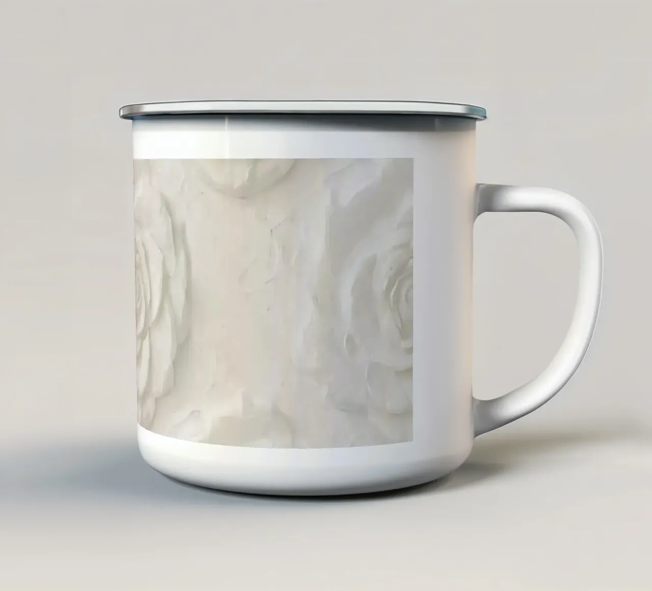 Modello a rilievo di rosa in gesso bianco tazza in smalto da DesignDoodle
