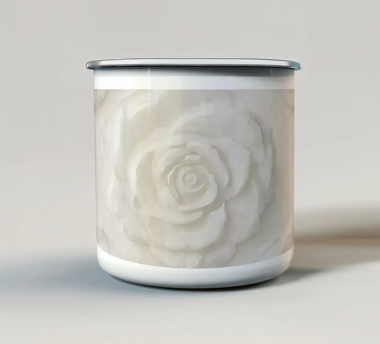 Modello a rilievo di rosa in gesso bianco tazza in smalto da DesignDoodle
