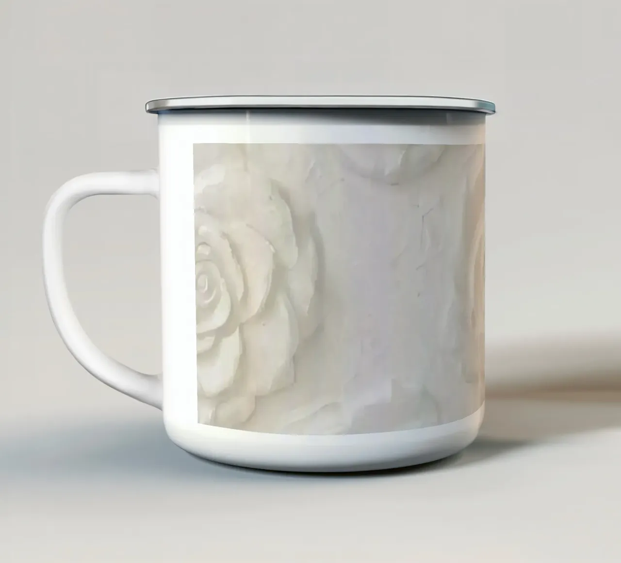 Modello a rilievo di rosa in gesso bianco tazza in smalto da DesignDoodle