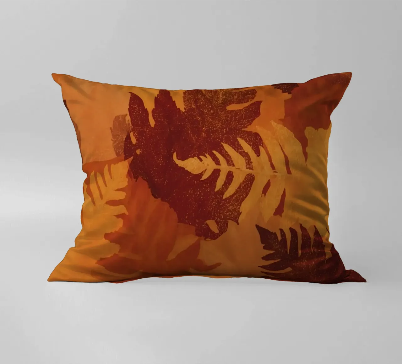Sagome di foglie sovrapposte in colori autunnali cuscino da DesignDoodle