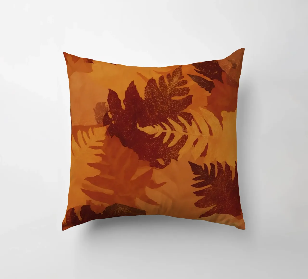 Sagome di foglie sovrapposte in colori autunnali cuscino da DesignDoodle
