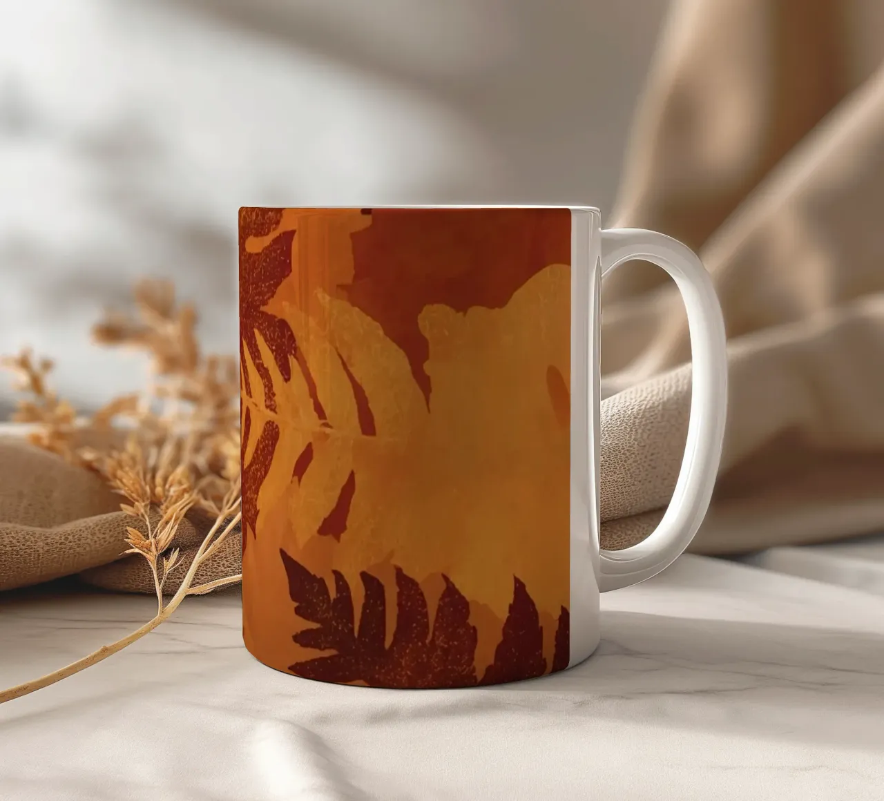 Sagome di foglie sovrapposte in colori autunnali tazza in ceramica da DesignDoodle
