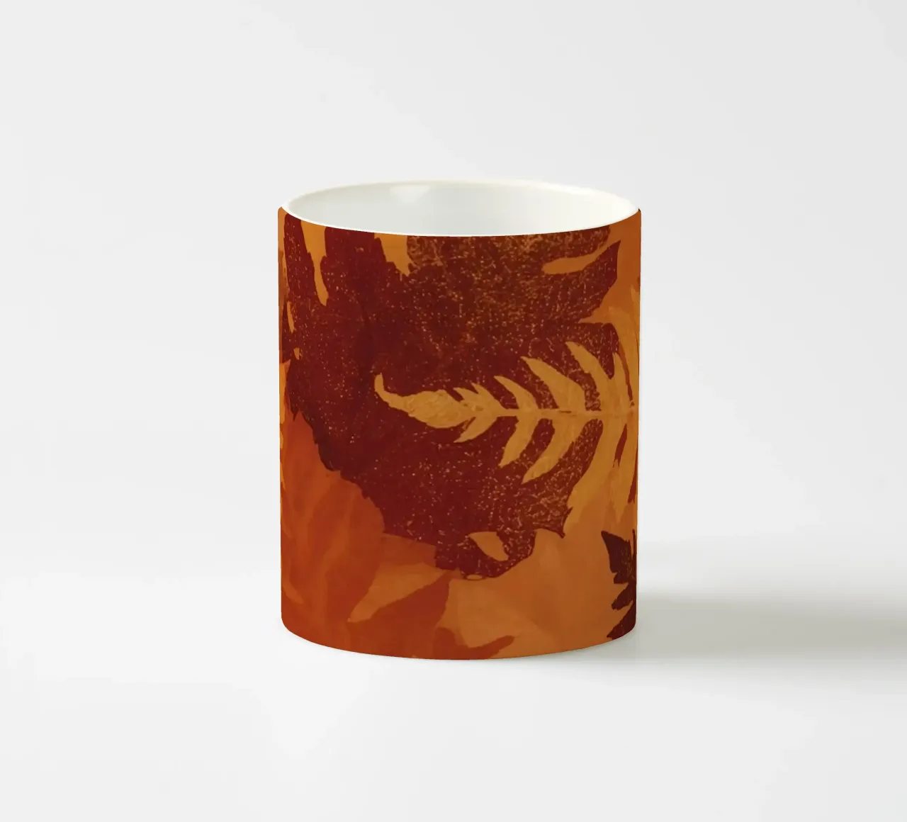 Sagome di foglie sovrapposte in colori autunnali tazza in ceramica da DesignDoodle