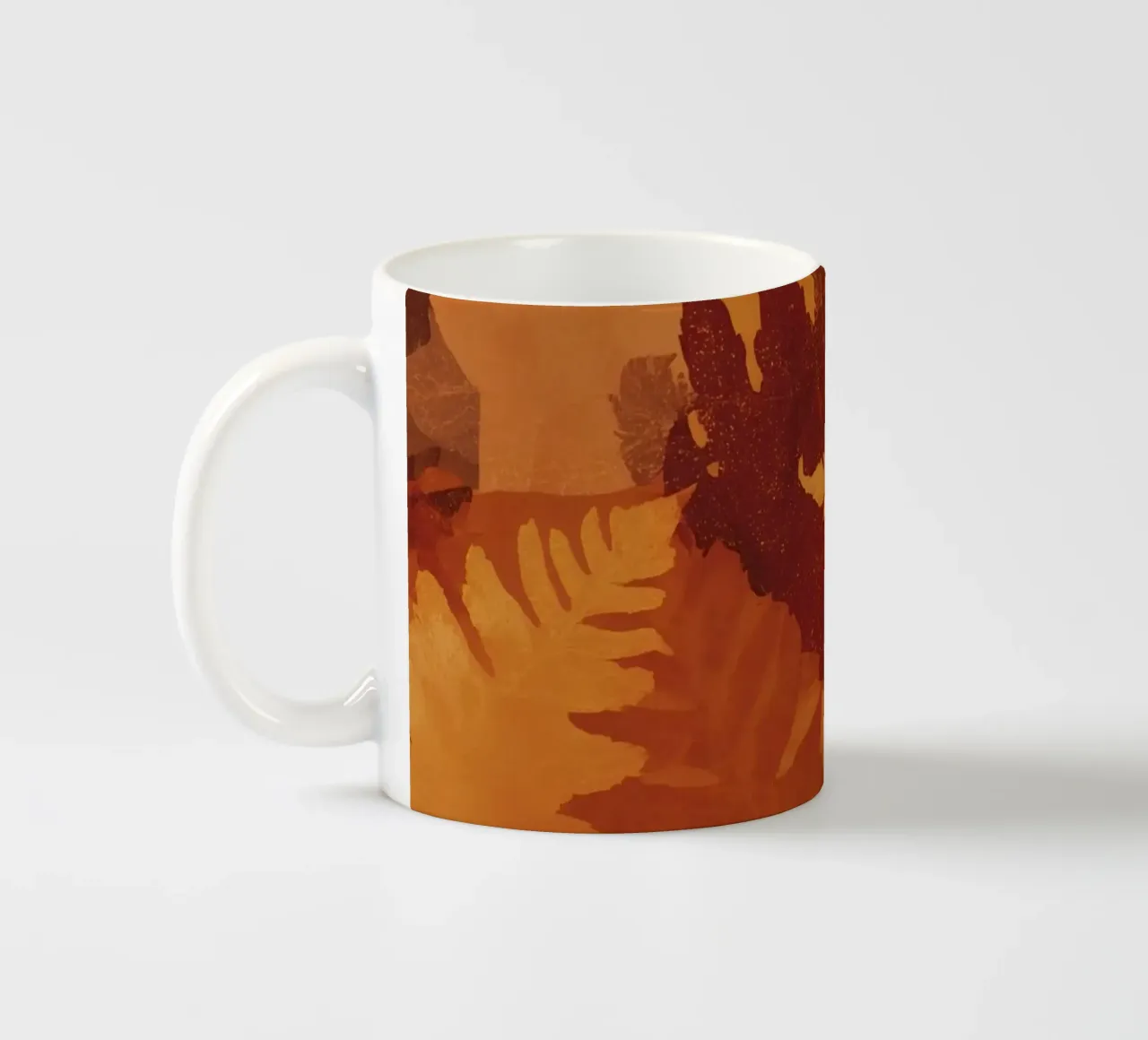 Sagome di foglie sovrapposte in colori autunnali tazza in ceramica da DesignDoodle