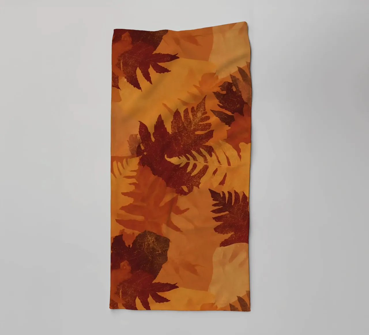 Sagome di foglie sovrapposte in colori autunnali asciugamano da bagno da DesignDoodle
