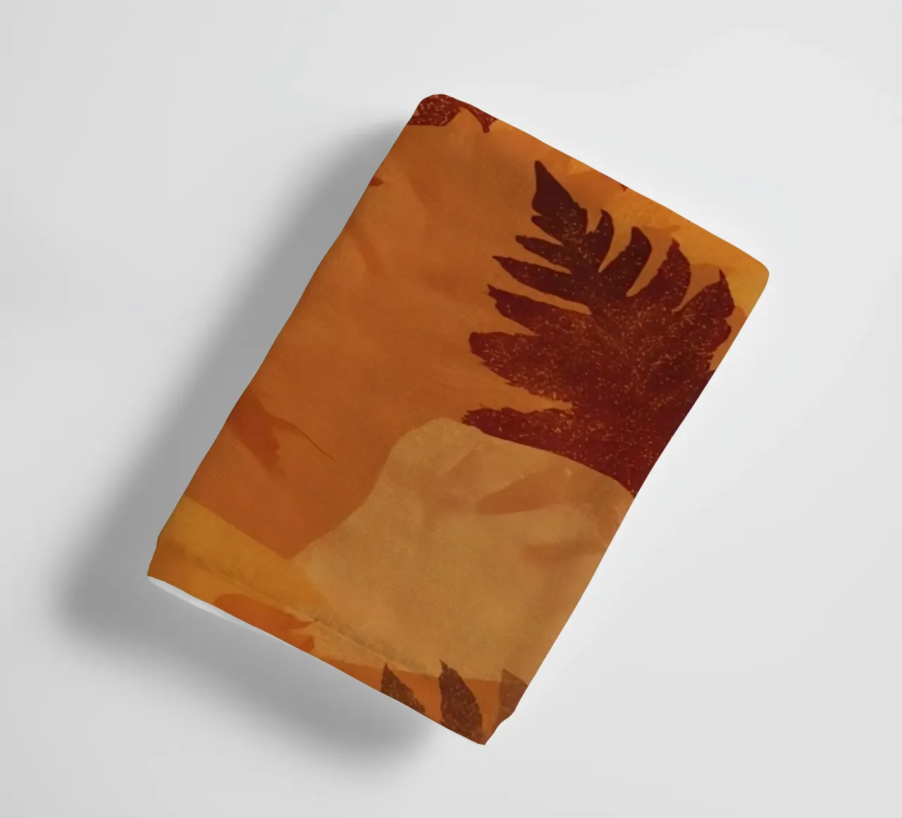 Sagome di foglie sovrapposte in colori autunnali asciugamano da bagno da DesignDoodle