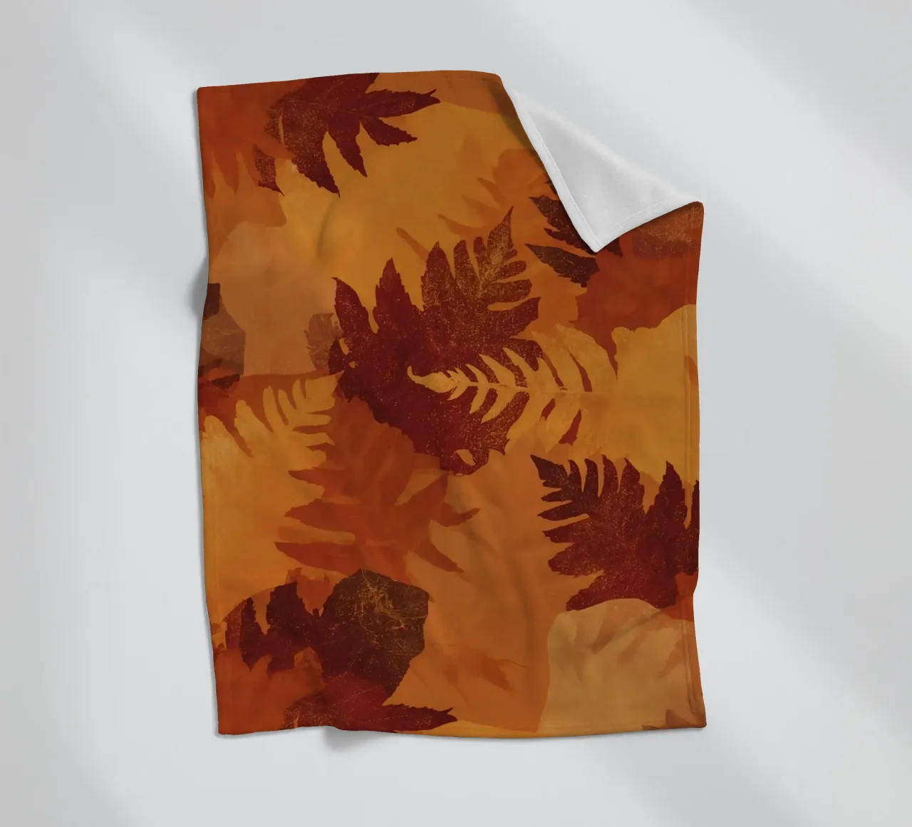Sagome di foglie sovrapposte in colori autunnali coperta in pile da DesignDoodle