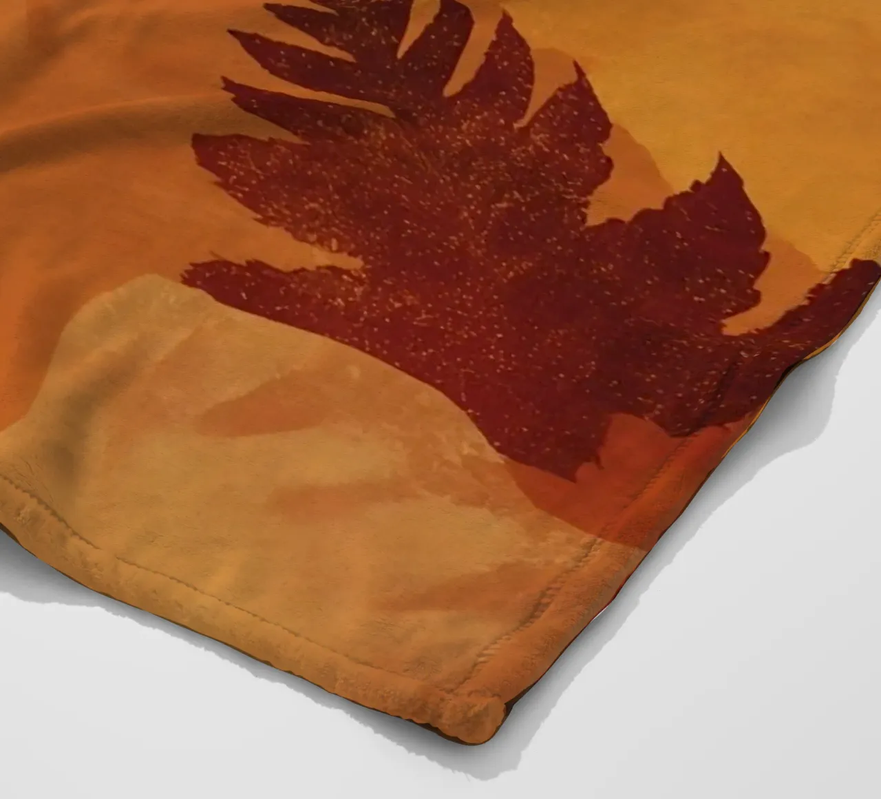 Sagome di foglie sovrapposte in colori autunnali coperta in pile da DesignDoodle
