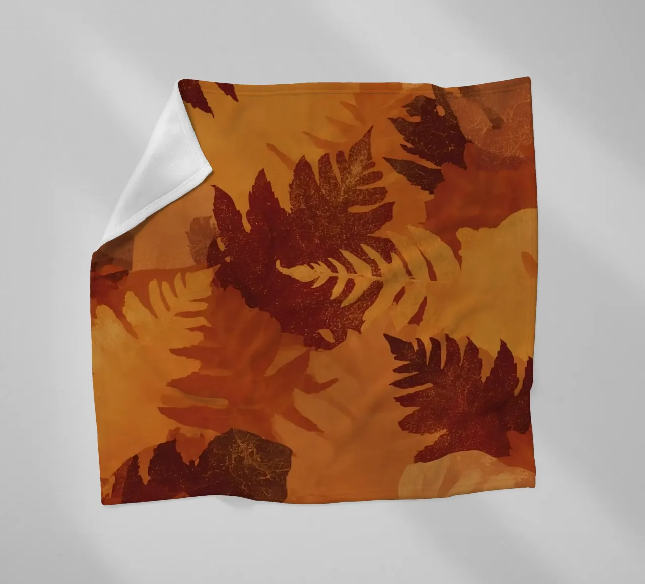 Sagome di foglie sovrapposte in colori autunnali coperta in pile da DesignDoodle