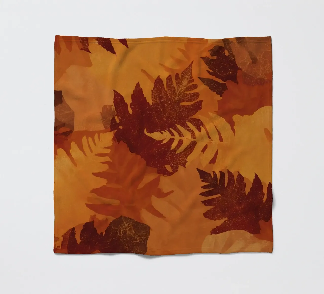 Sagome di foglie sovrapposte in colori autunnali coperta in pile da DesignDoodle