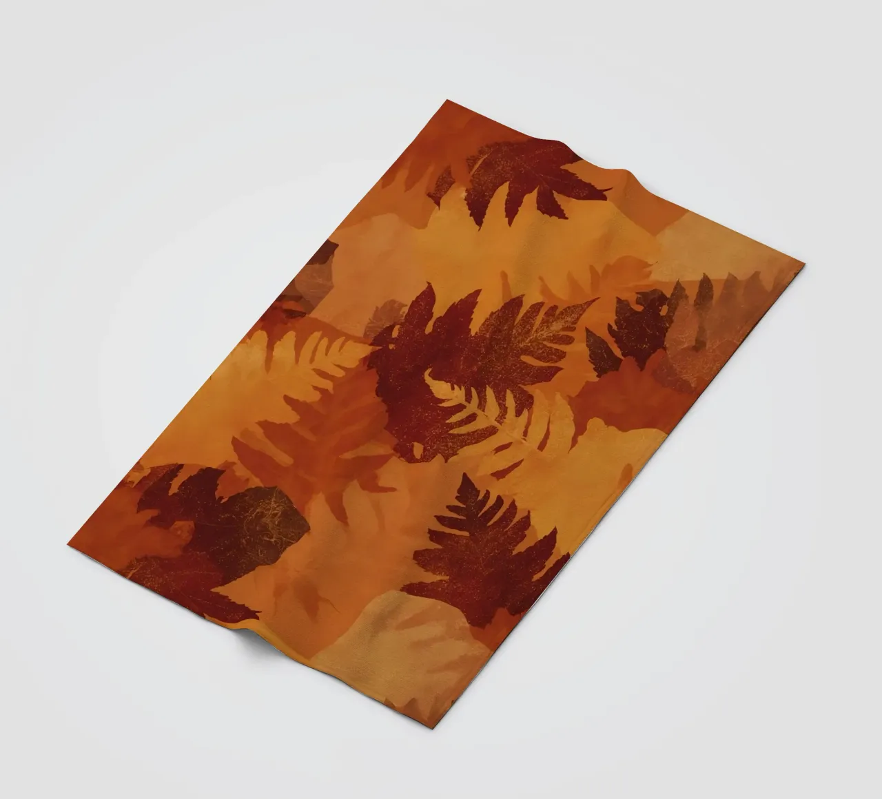 Sagome di foglie sovrapposte in colori autunnali coperta in pile da DesignDoodle