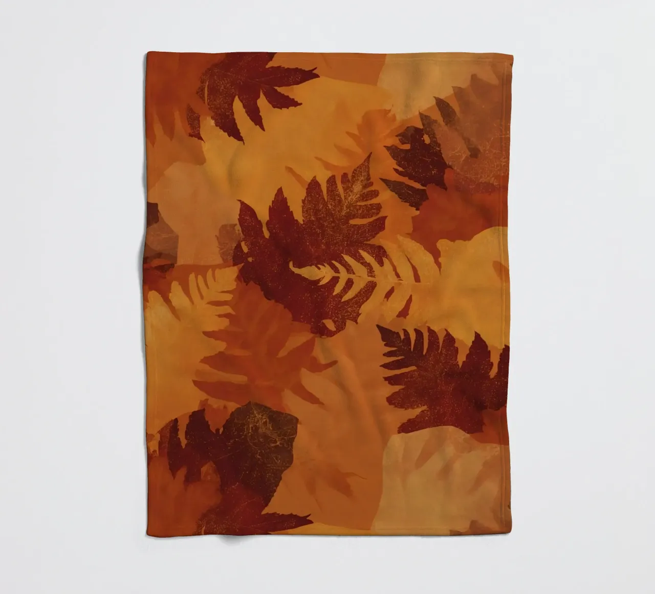 Sagome di foglie sovrapposte in colori autunnali coperta in pile da DesignDoodle