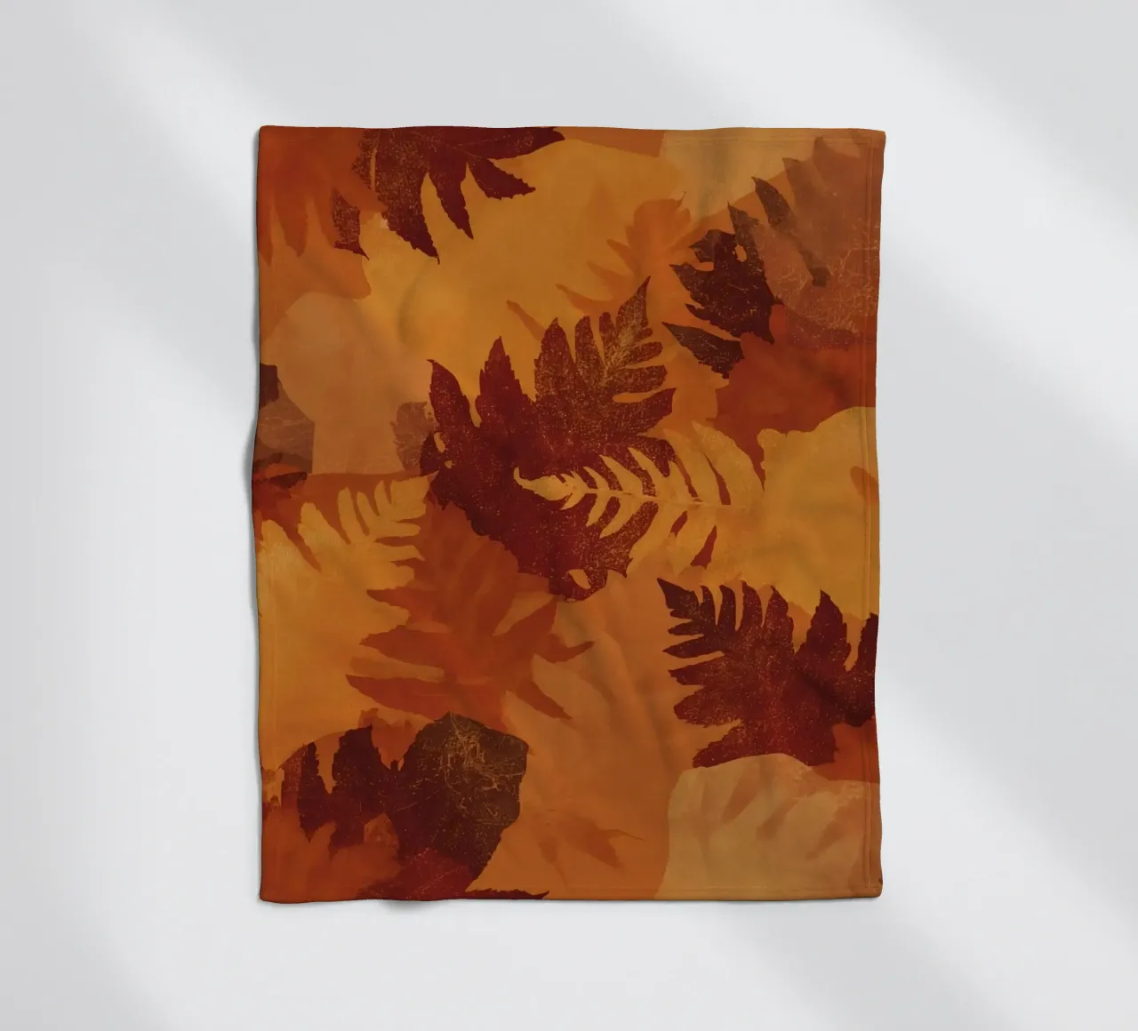 Sagome di foglie sovrapposte in colori autunnali coperta in pile da DesignDoodle
