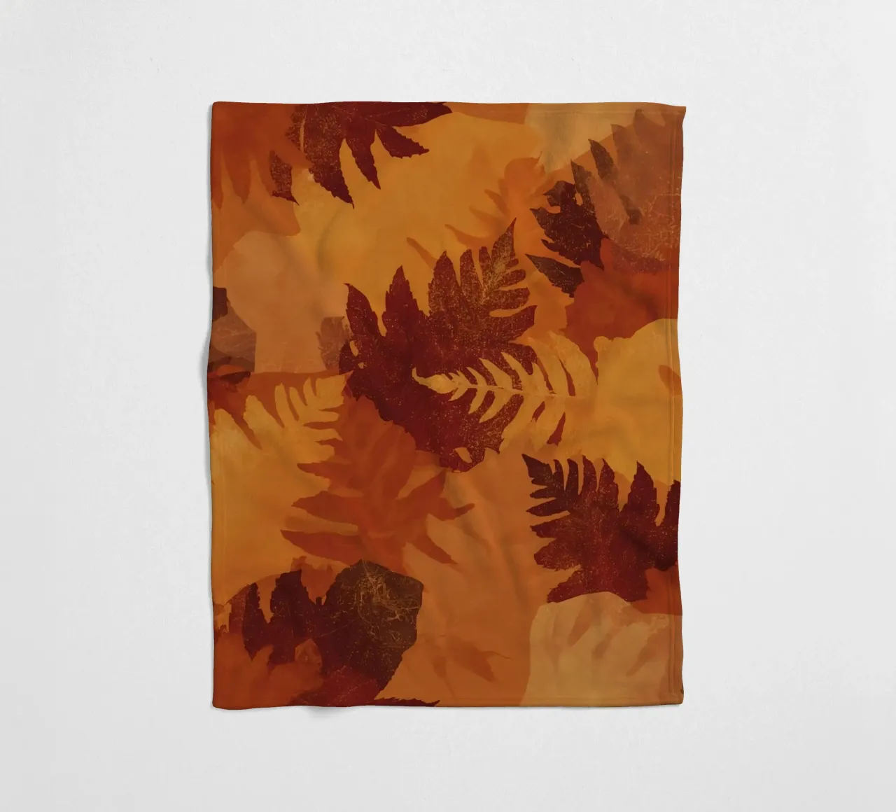 Sagome di foglie sovrapposte in colori autunnali coperta in pile da DesignDoodle